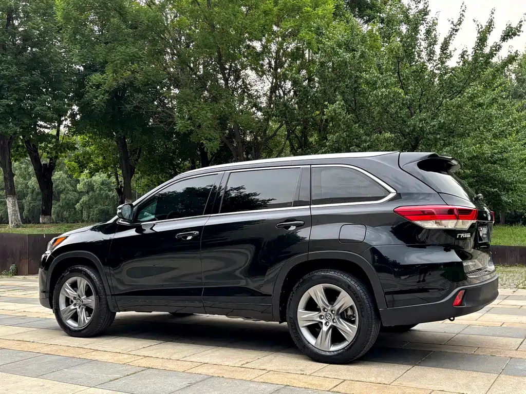 Toyota Highlander 2021 2.0T Luxury 7 мест