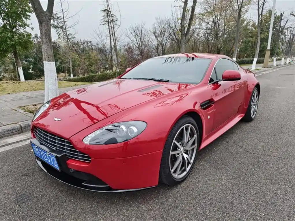 Aston Martin V8 Vantage 2021