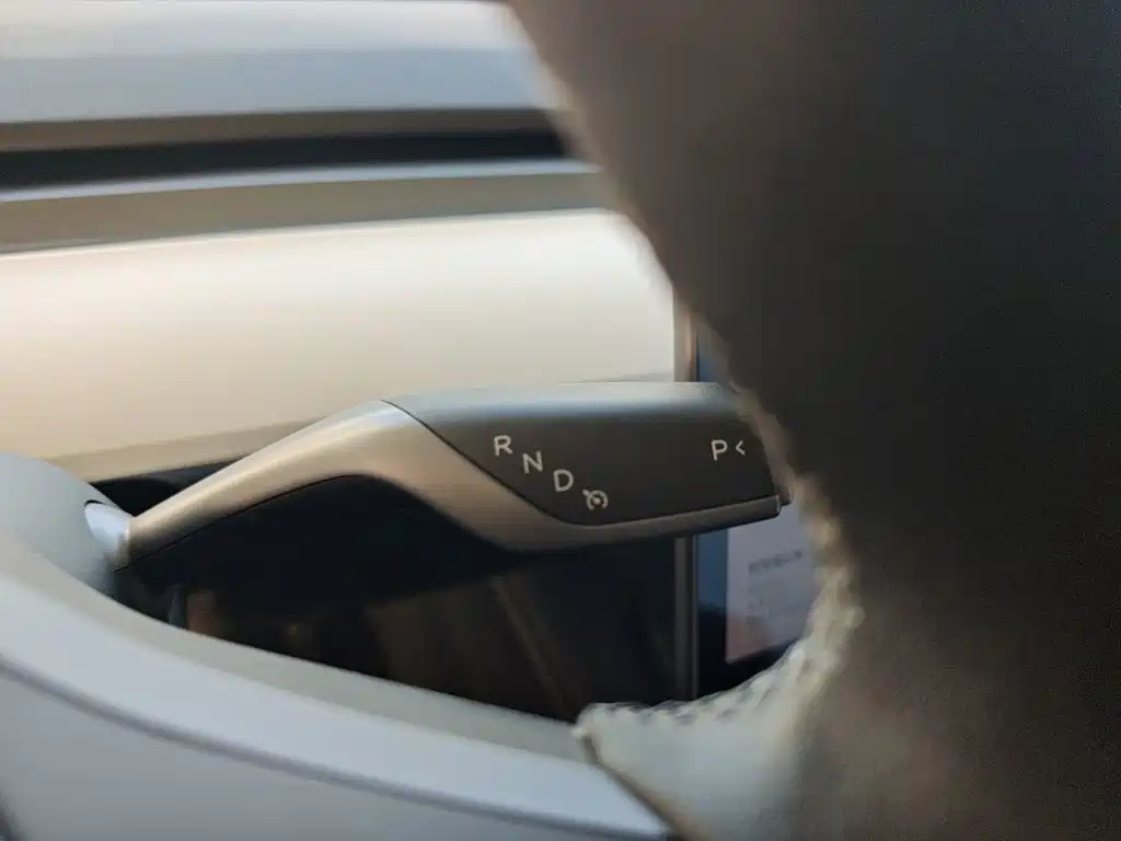Tesla Model Y — миниатюра 15
