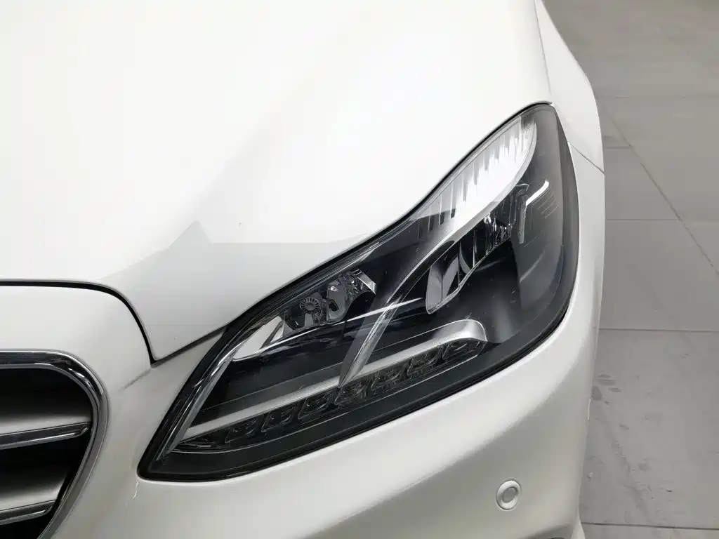 Mercedes-Benz E-Class — миниатюра 7