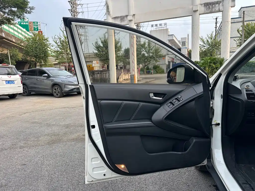 Luxgen U6 — миниатюра 9