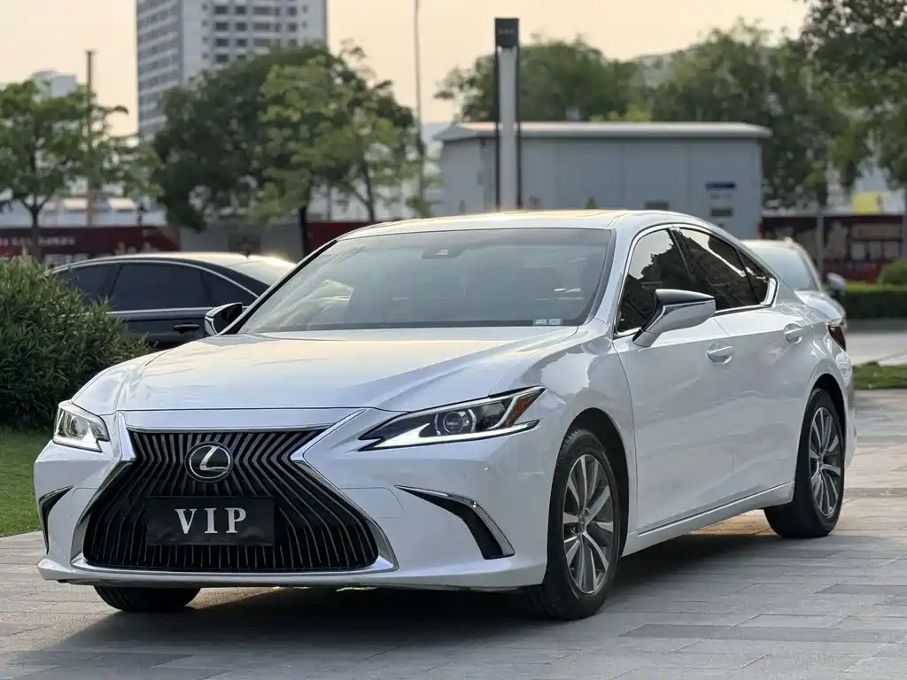 Lexus ES 2019