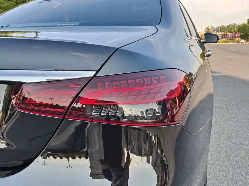 Mercedes-Benz E-Class — миниатюра 8
