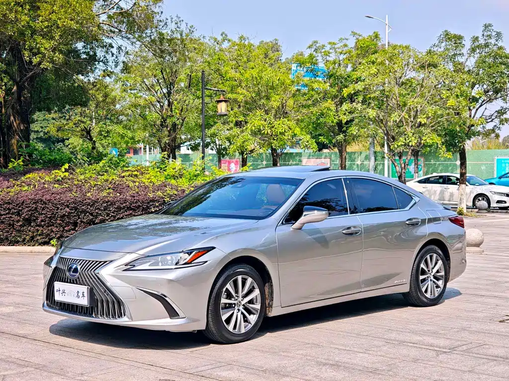 Lexus ES 2020
