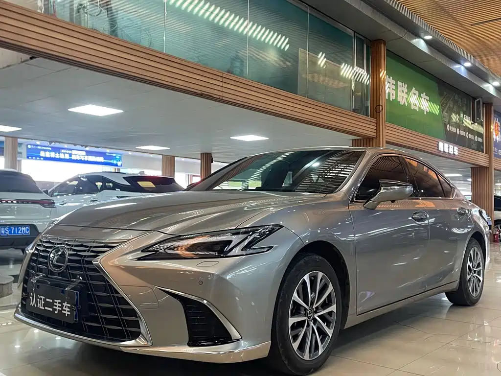 Lexus ES 2025