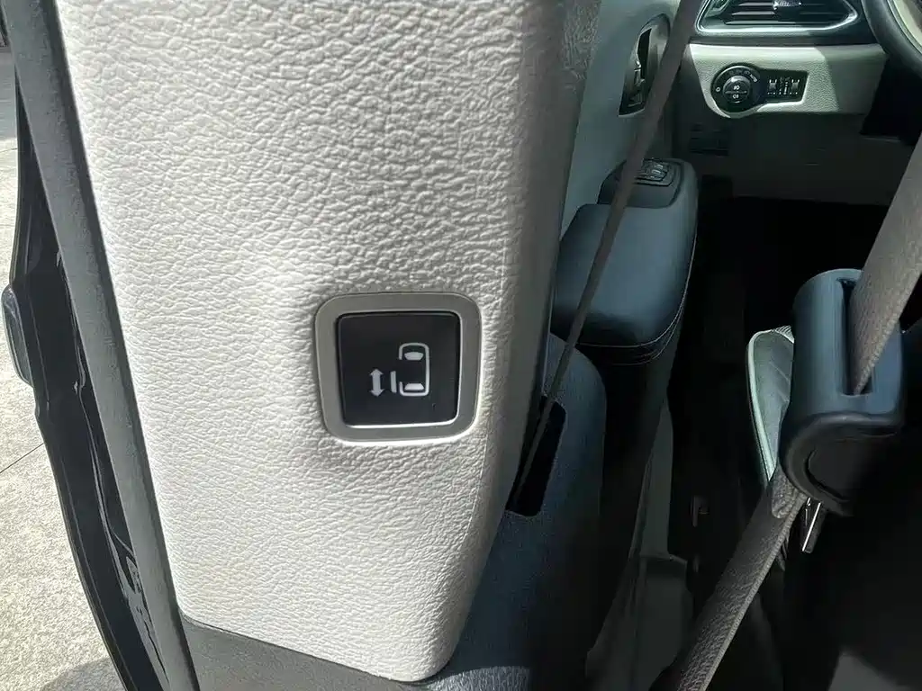 Chrysler Grand Voyager PHEV (Import) — миниатюра 17