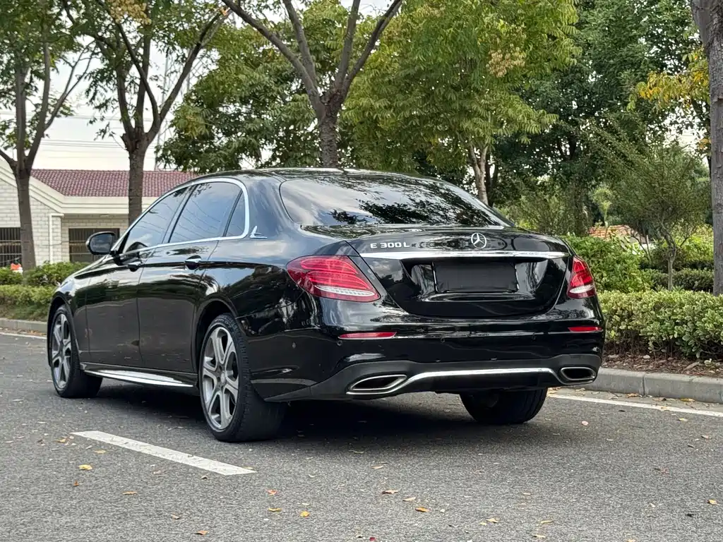 Mercedes-Benz E-Class — миниатюра 8
