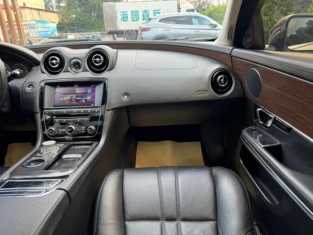 Jaguar XJ — миниатюра 17