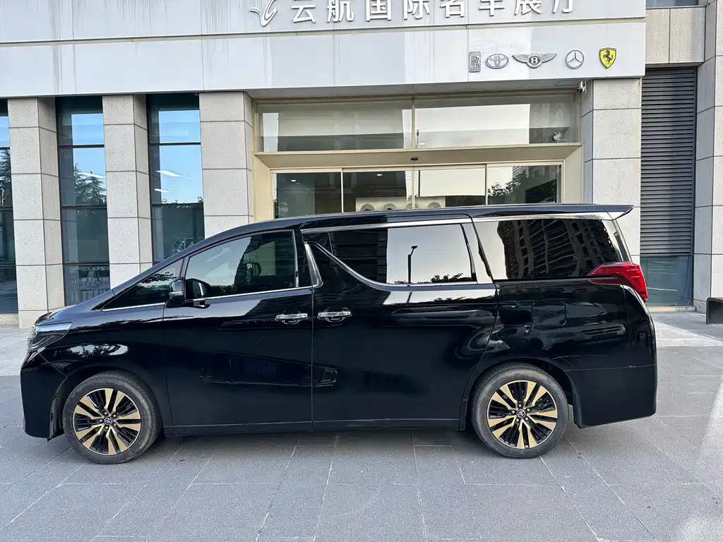 Toyota Alphard — миниатюра 3