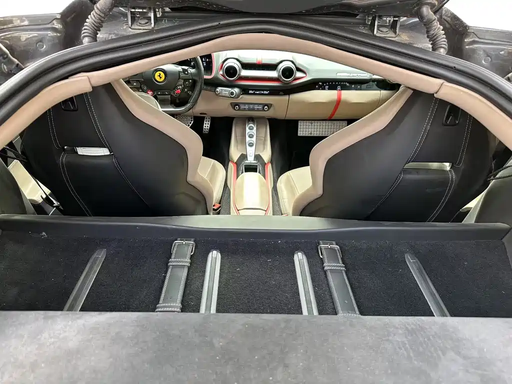 FERRARI  812