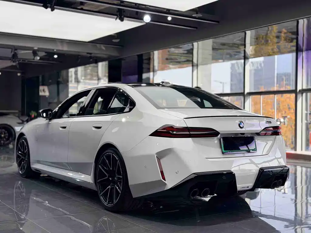 BMW M5 NEW ENERGY