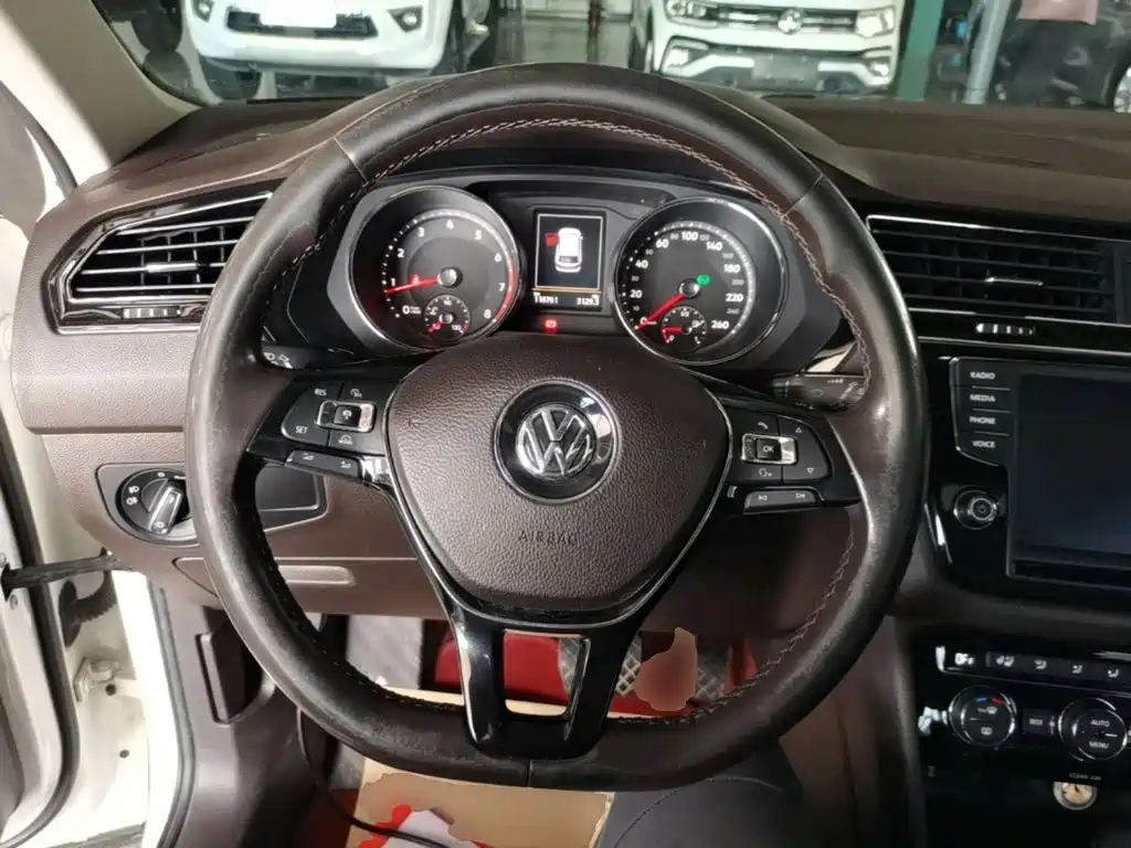 Volkswagen Tiguan L — миниатюра 11