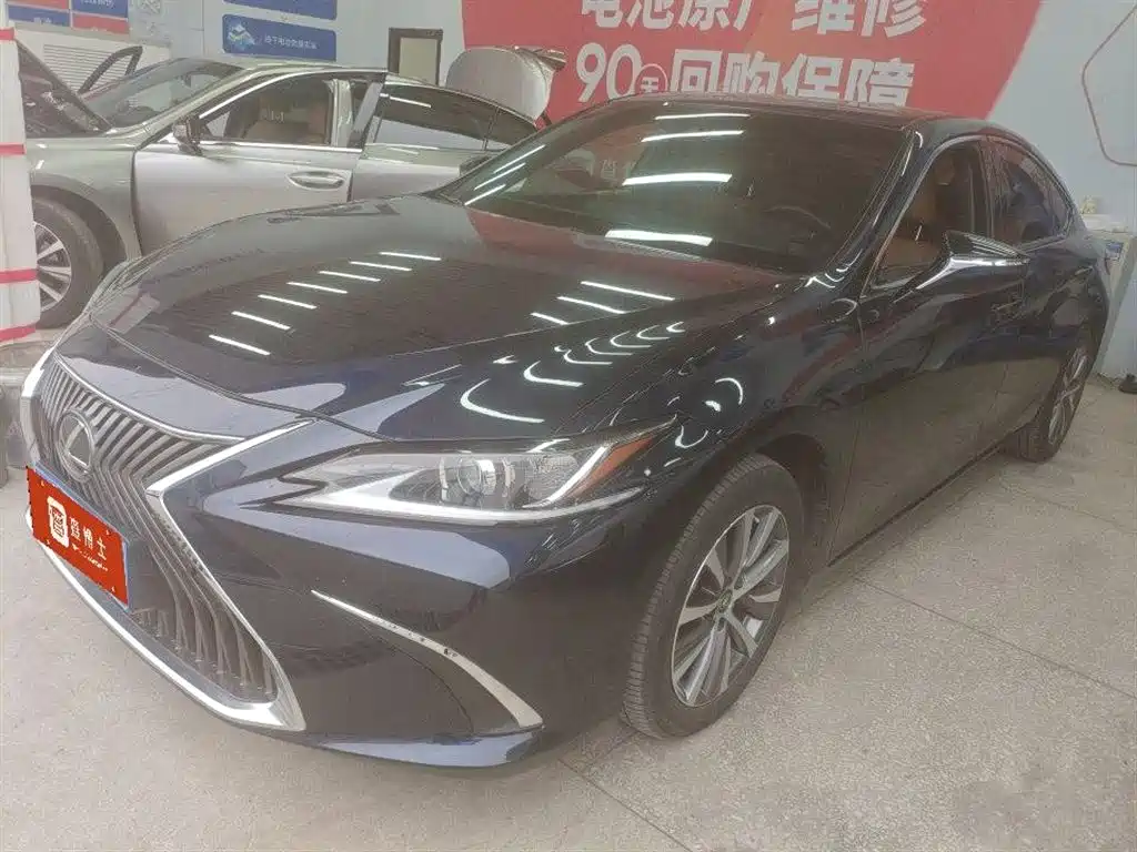 Lexus ES 2021