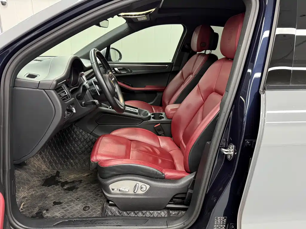 PORSCHE MACAN