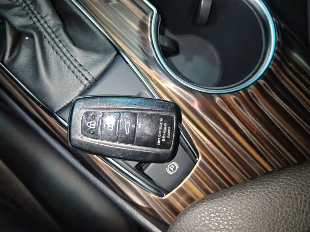Toyota Camry — миниатюра 9
