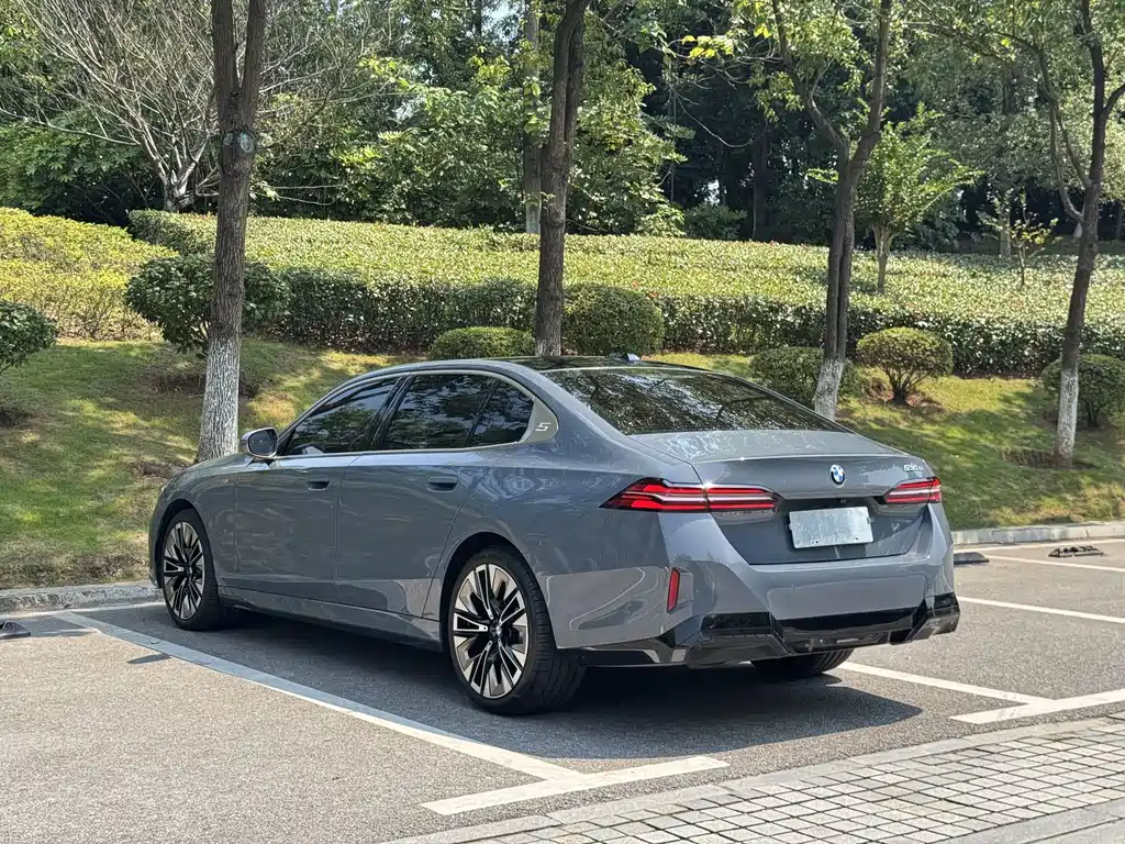 BMW 5 Series — миниатюра 8