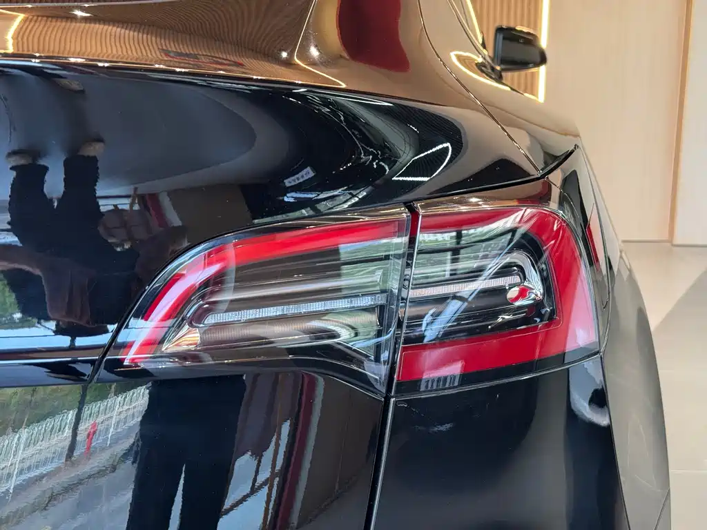 Tesla Model Y — миниатюра 13