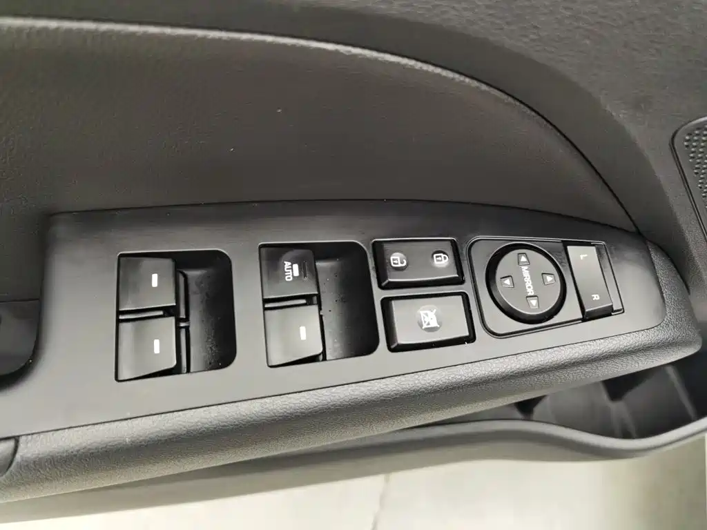 Hyundai Elantra — миниатюра 9