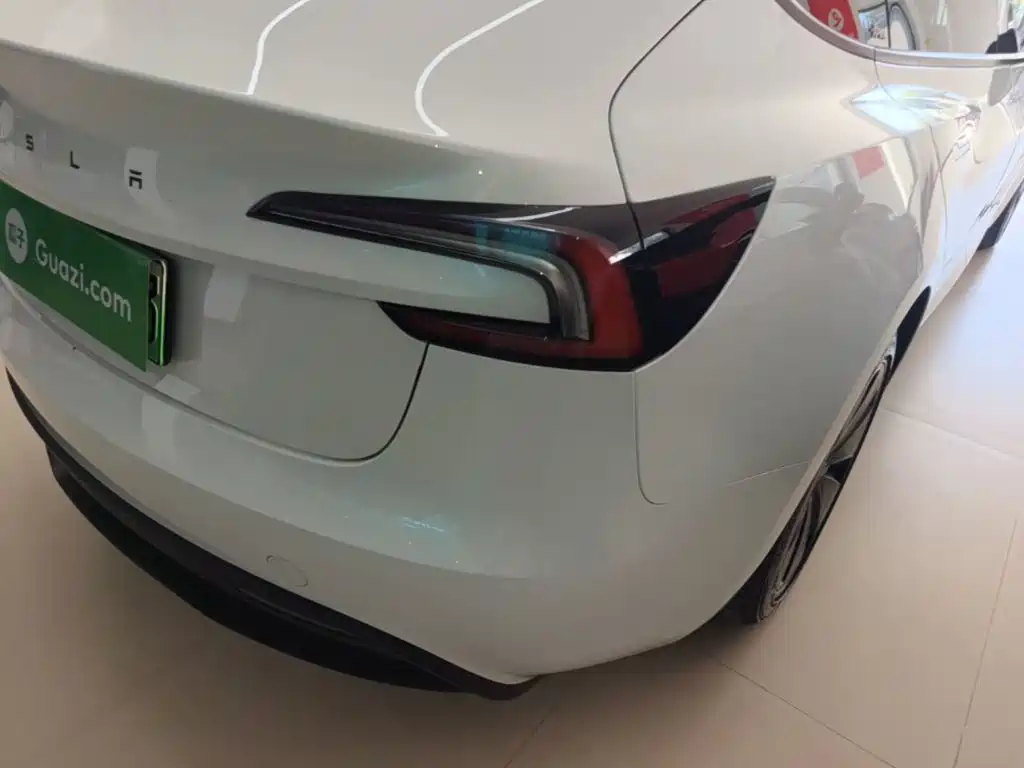 Tesla Model 3 — миниатюра 8