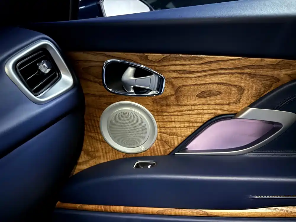 Aston Martin DB11 — миниатюра 8