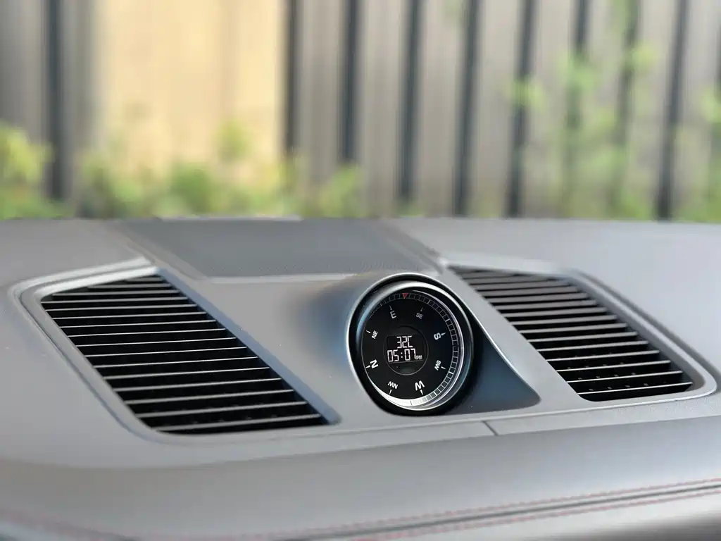 Porsche Cayenne — миниатюра 7