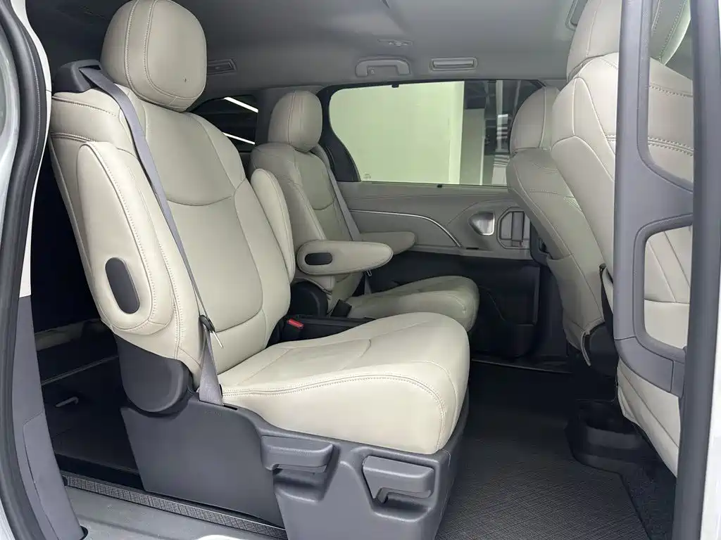 Toyota Sienna — миниатюра 6