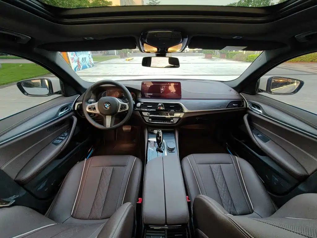 BMW 5 Series New Energy — миниатюра 10