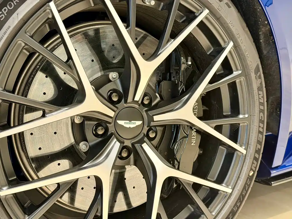 Aston Martin DB12 — миниатюра 10