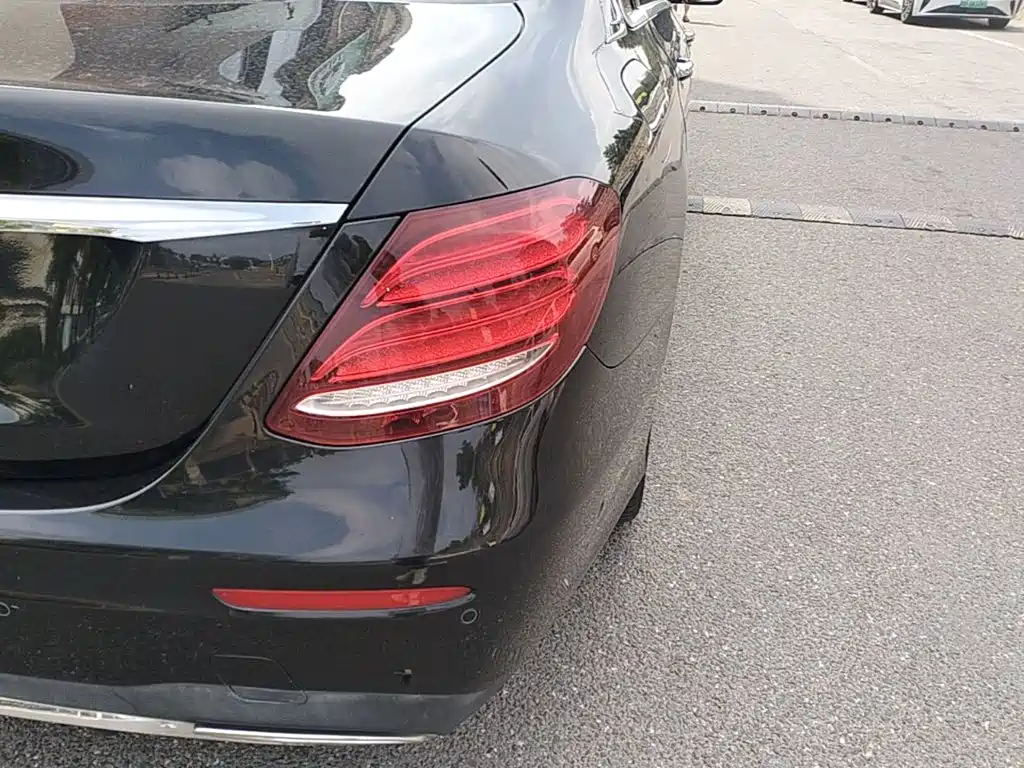 Mercedes-Benz E-Class — миниатюра 8