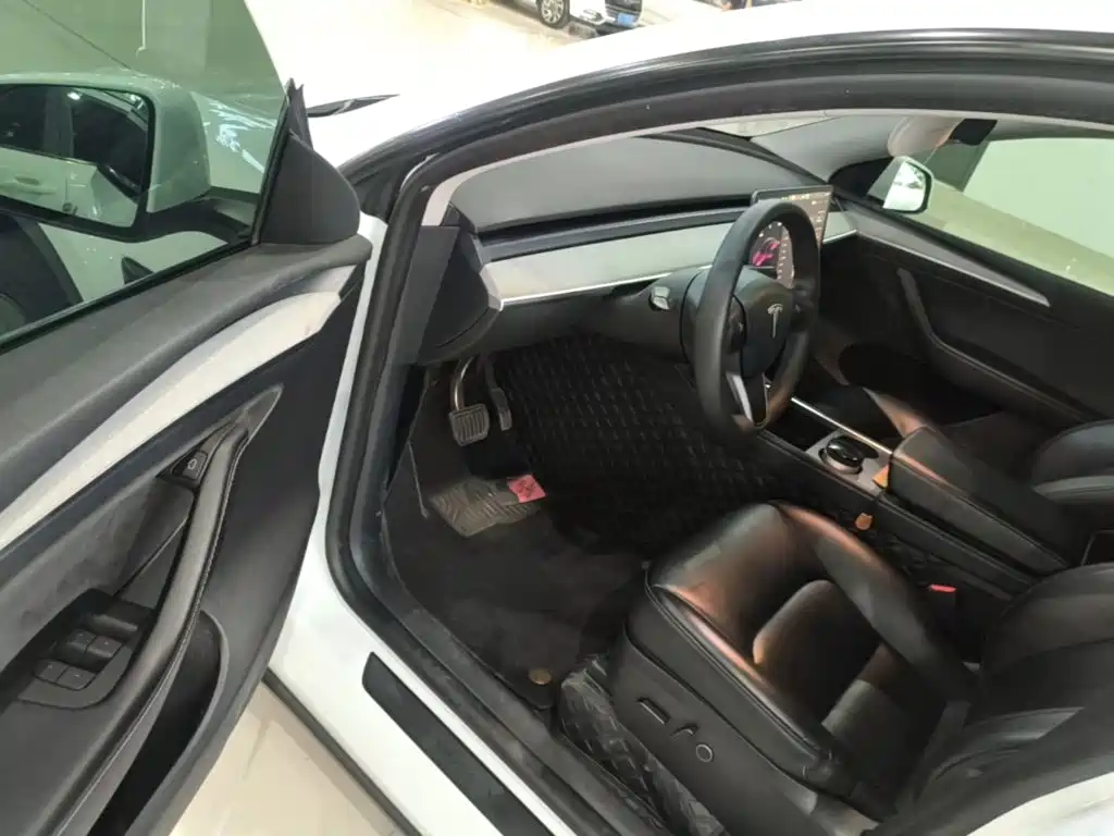 Tesla Model Y — миниатюра 12