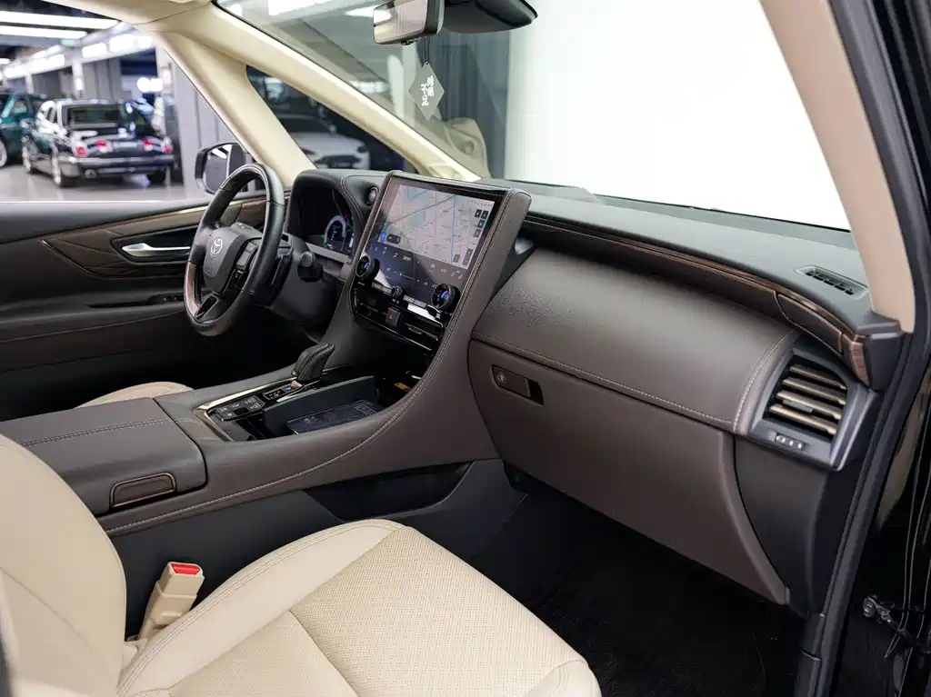 Toyota Alphard — миниатюра 12