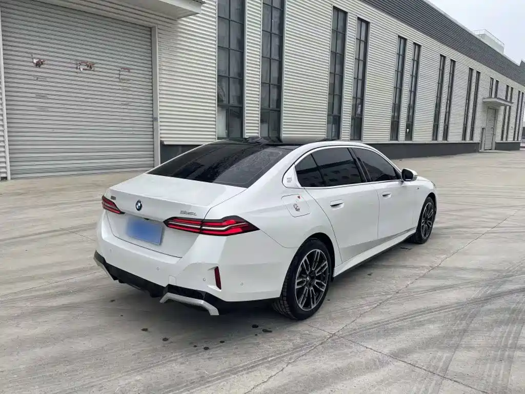 BMW 5 Series — миниатюра 7