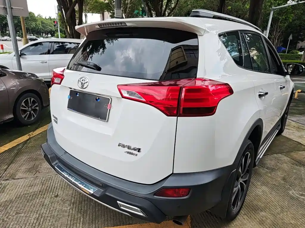 Toyota RAV4 — миниатюра 7