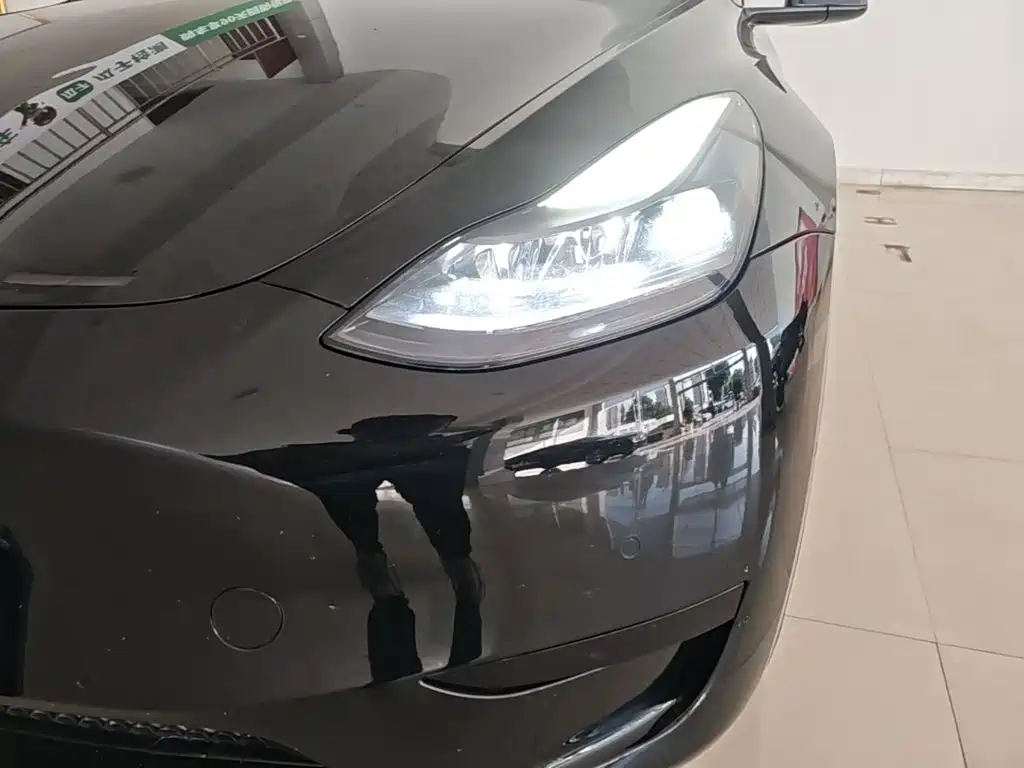 Tesla Model Y — миниатюра 24