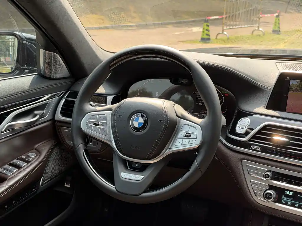 BMW 7 Series — миниатюра 14