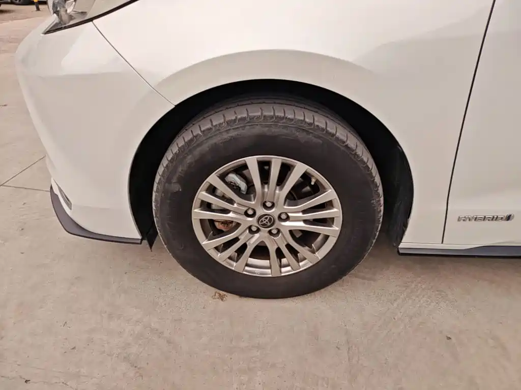 Toyota Sienna — миниатюра 23