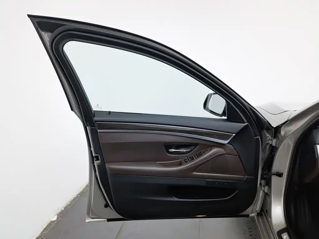 BMW 5 Series — миниатюра 8