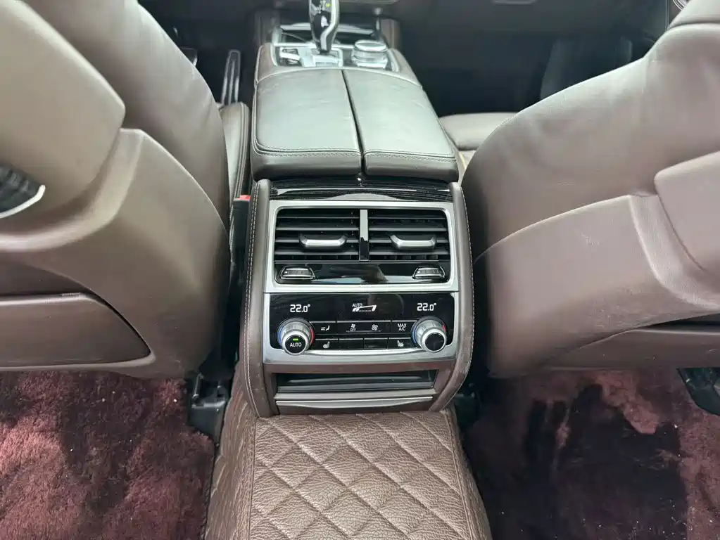 BMW 7 Series — миниатюра 19