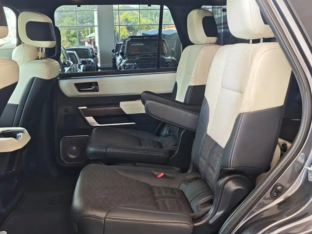 Toyota Sequoia — миниатюра 7