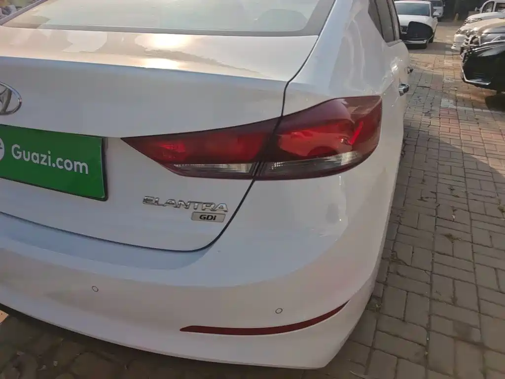 Hyundai Elantra — миниатюра 8