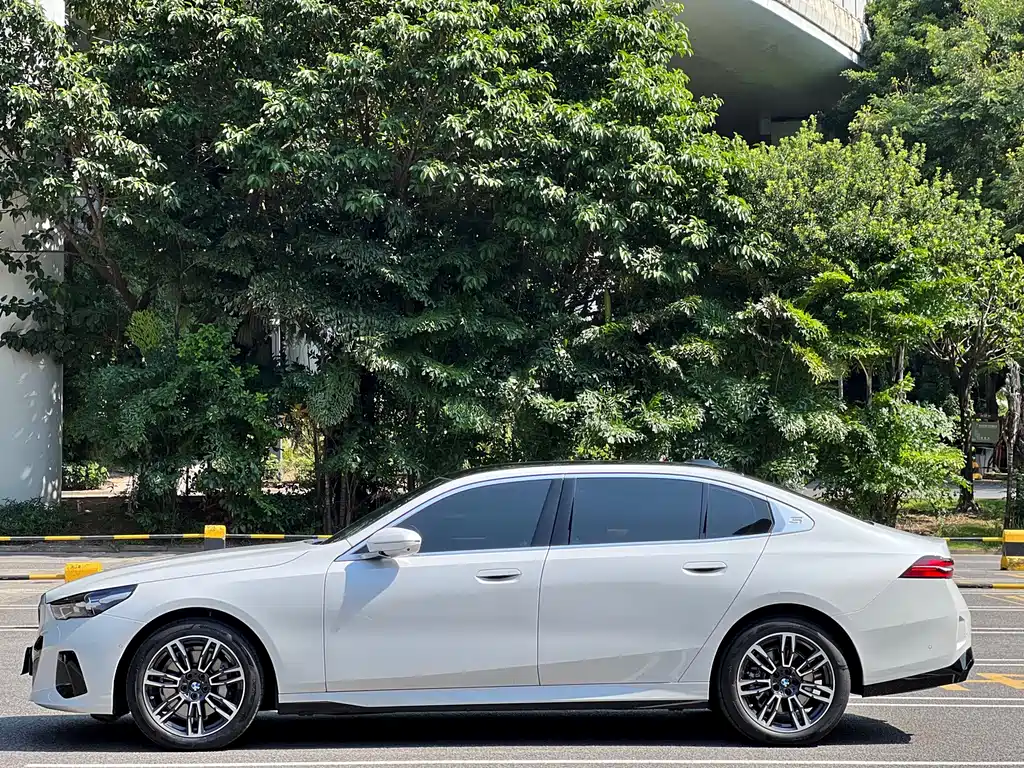 BMW 5 Series — миниатюра 2