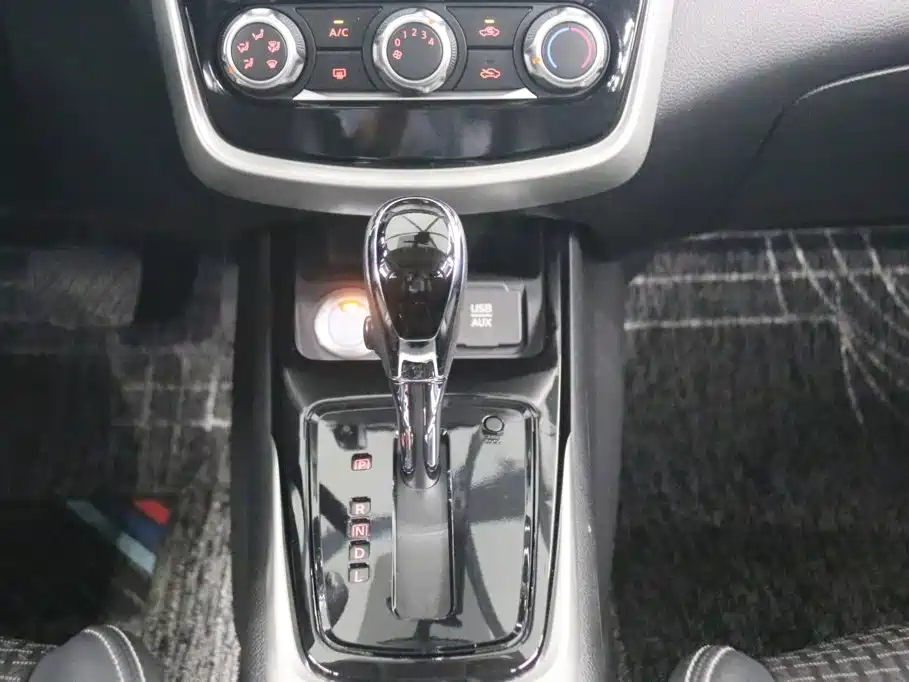 Nissan Tiida — миниатюра 9