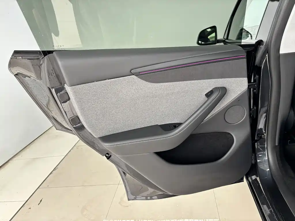 Tesla Model Y — миниатюра 19