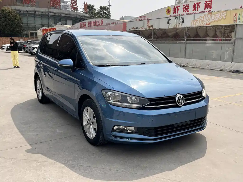 VOLKSWAGEN TOURAN