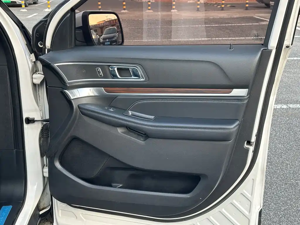 Ford Explorer (Import) — миниатюра 17