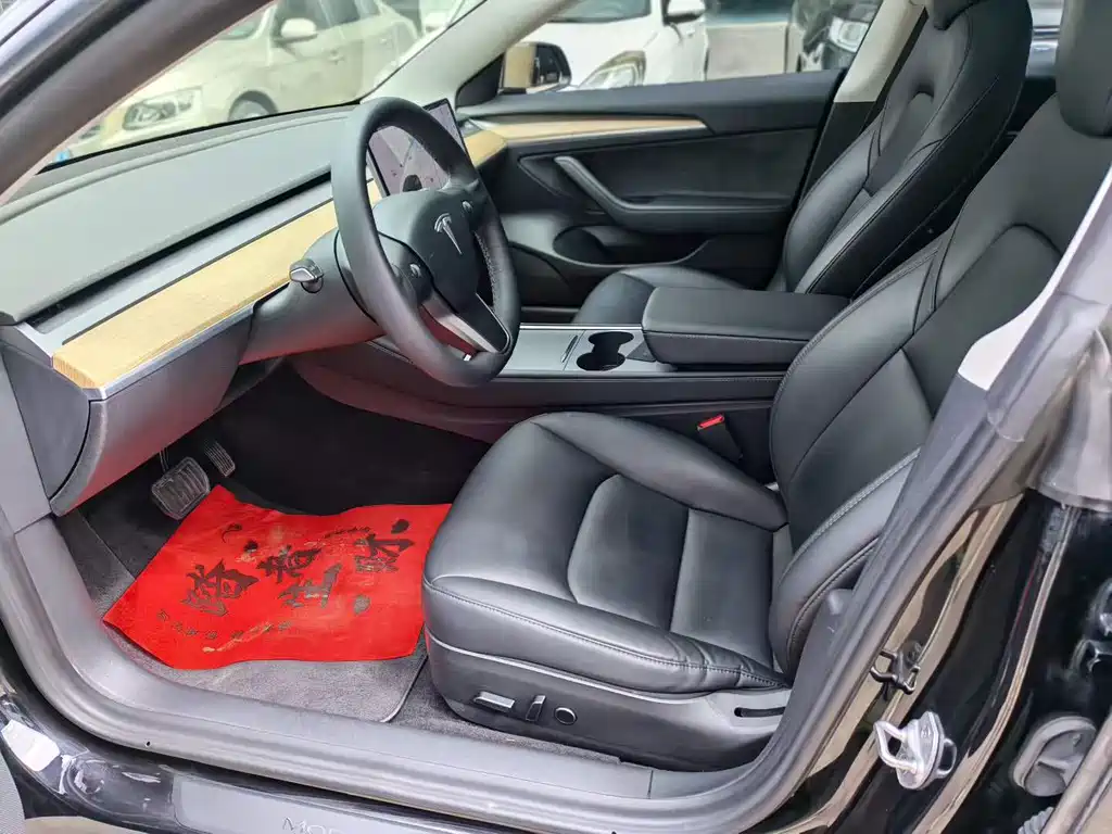 Tesla Model 3 — миниатюра 7