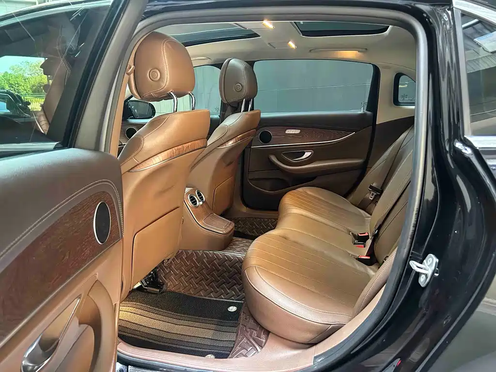Mercedes-Benz E-Class — миниатюра 5