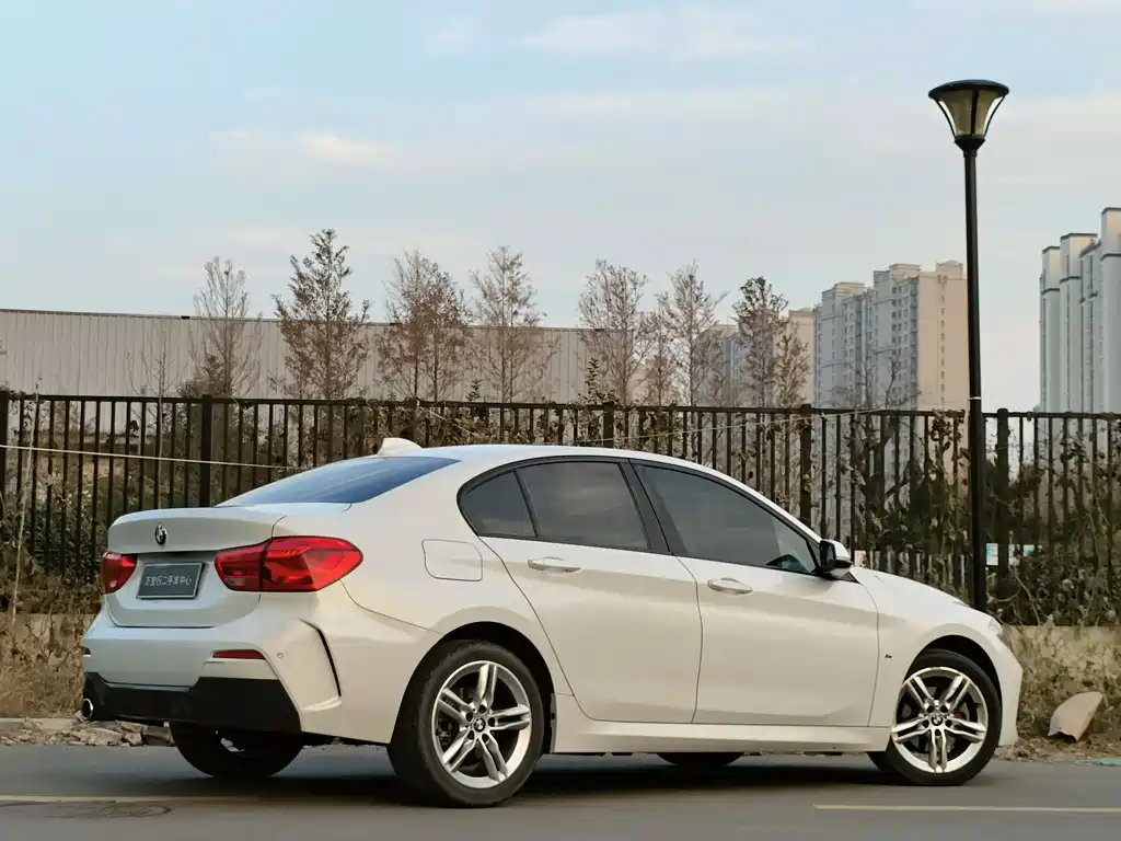 BMW 1 SERIES