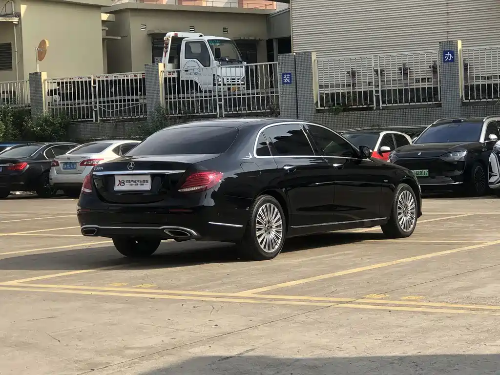 Mercedes-Benz E-Class — миниатюра 6