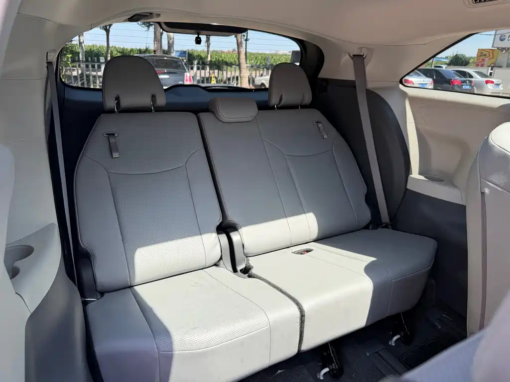Toyota Granvia — миниатюра 17